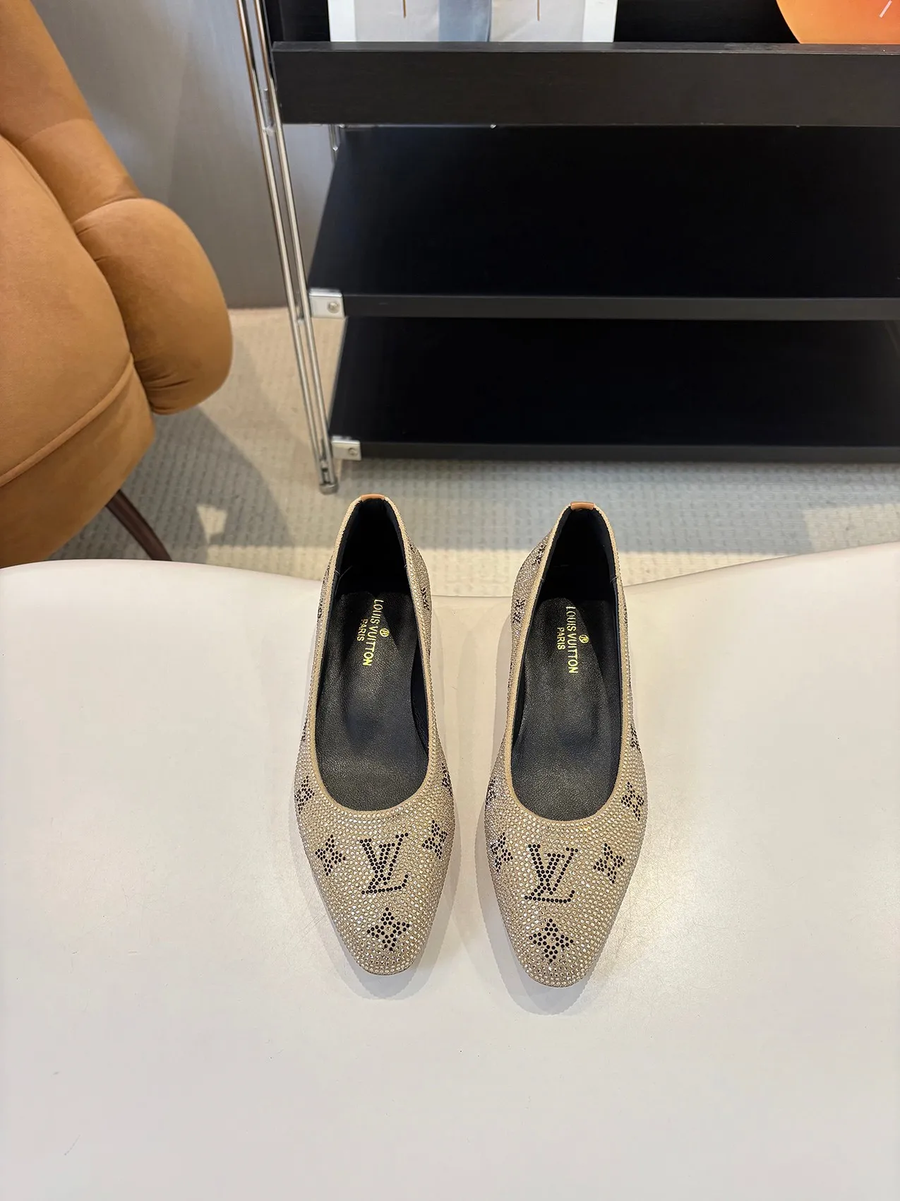 👟👟Ex-factory price 520👟👟 Louis Vuitton Louis Vuitton, 2025 flat shoes, modern and fashionable in one! Meet love when you turn a corner, release a strong aura like a queen, and capture everyone's attention instantly! Fabric: LV classic presbyopia + glittering diamonds + Yang Jing Lining/foot pads: imported lambskin leather outsole Size number: 35-41